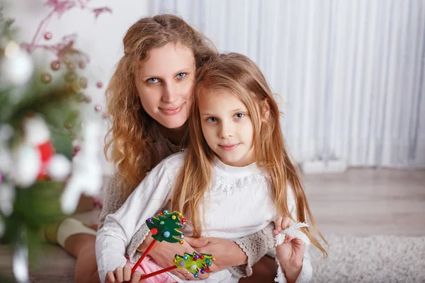 Porträtt av glada leende liten flicka med mamma — Stockfoto