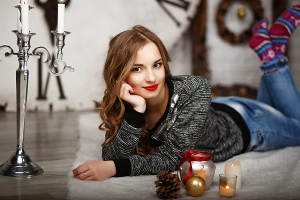 Retrato de una hermosa joven en decoraciones navideñas — Foto de Stock