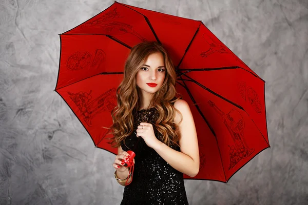 Portret Piękny Długowłosy Dziewczyna Czarnej Sukni Czerwony Parasol Młoda Kobieta — Zdjęcie stockowe