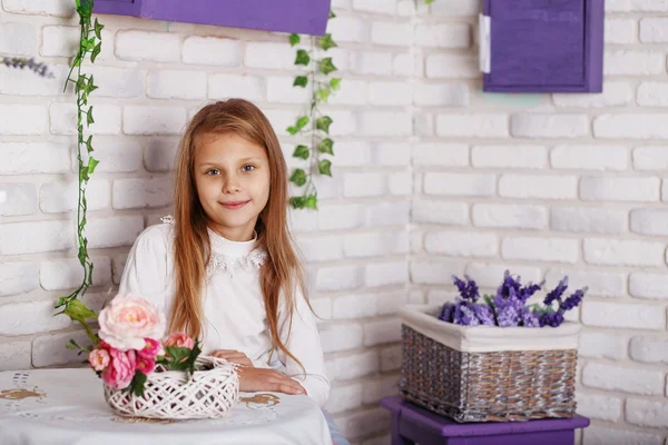 Retrato de una hermosa niña con flores — Foto de Stock