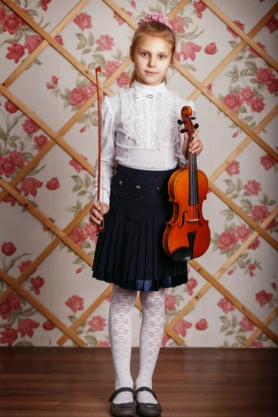 Full längd porträtt av lilla violinisten — Stockfoto