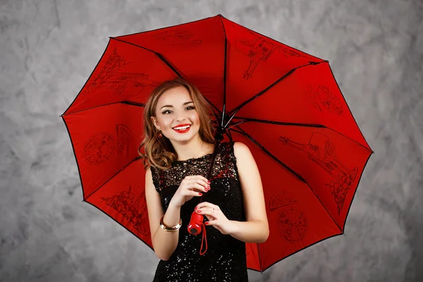 Portrét Krásné Dlouhé Vlasy Dívka Černé Večerní Šaty Červeným Deštníkem — Stock fotografie