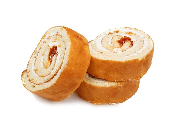 Fette di torta dolce rotolo isolato su sfondo bianco — Foto Stock