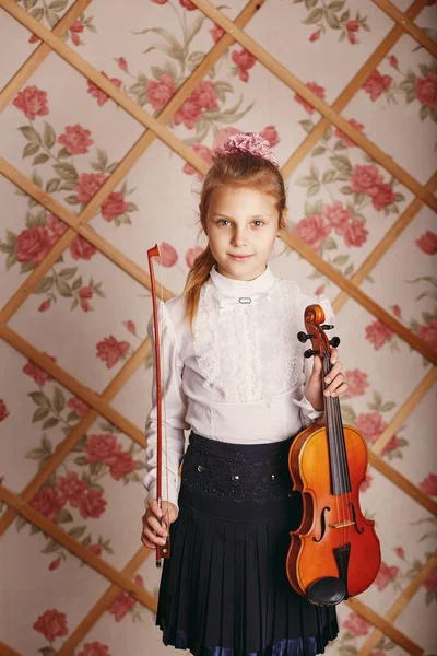 Porträtt av lilla violinisten i Shabby chic inredning — Stockfoto