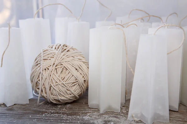 Белый заготовки свечи и катушка фитилей на старом деревянном backgr — стоковое фото
