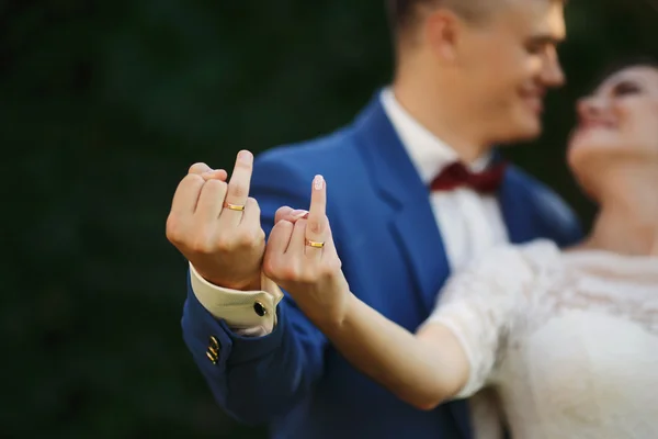 Manos Novia Novio Anillos Boda Pareja Juguetonamente Mostrar Sus Anillos —  Fotos de Stock