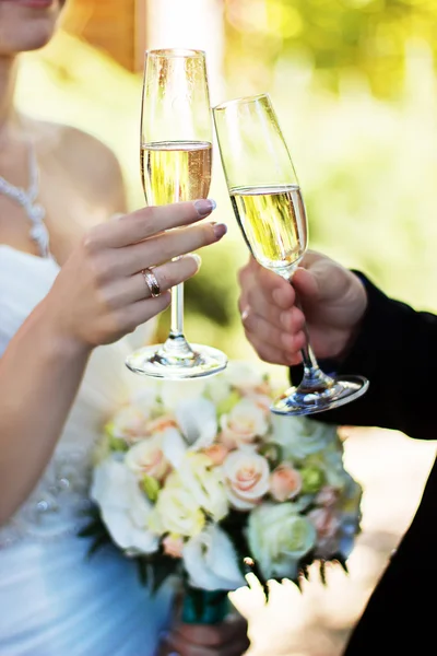 Noiva e noivo clinking óculos no dia do casamento . — Fotografia de Stock