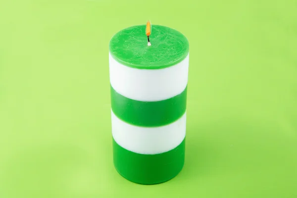 Белая и зеленая полосатая цилиндрическая свеча ручной работы — стоковое фото