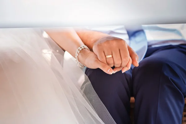 Mãos de noiva e noivo em alianças de casamento — Fotografia de Stock