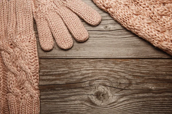 ピンクのニットの暖かい手袋 帽子や古い素朴な木製テクスチャ背景にシャーフ — ストック写真