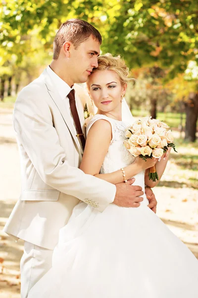 Schöne junge Braut und Bräutigam verliebt. — Stockfoto