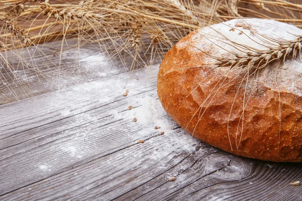 Wit brood en gouden spikelets — Stockfoto