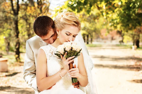 Mooie jonge bruid en bruidegom in de liefde. Bruiloft concept — Stockfoto