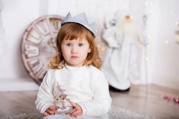漂亮的小女孩，在一条白色的裙子和一顶王冠的肖像 — 图库照片