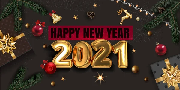 Šťastný Nový rok 2021 Zlatá fólie oslavy Bohaté Tmavý povrch Pozadí s realistickými větvemi vánoční strom, dárkové krabice, Zlaté hvězdy a červený vánoční ples. Pozdrav, nápis nebo návrh karet — Stockový vektor