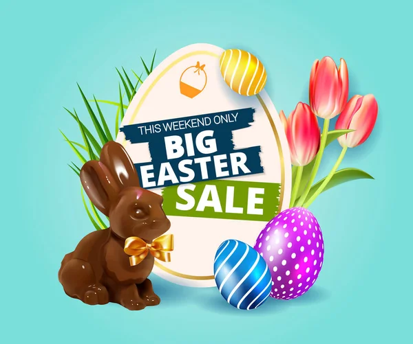 Velký velikonoční výprodej. Slavnostní design pozadí s realistickými barevnými vejci, velikonoční čokoládový zajíček, králík s lukem a velikonočními vejci, tulipány a trávou. Web - modrá dovolená. Stock Vektory