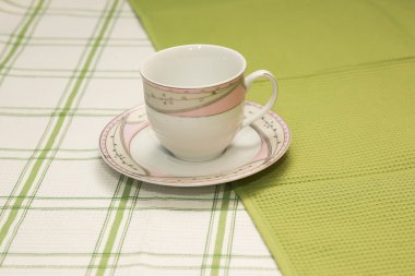 Beyaz kumaş üzerine çay fincanı