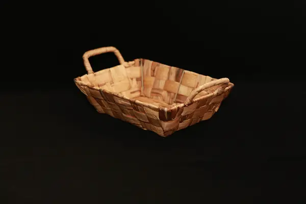 Siyah kumaş ve sepeti