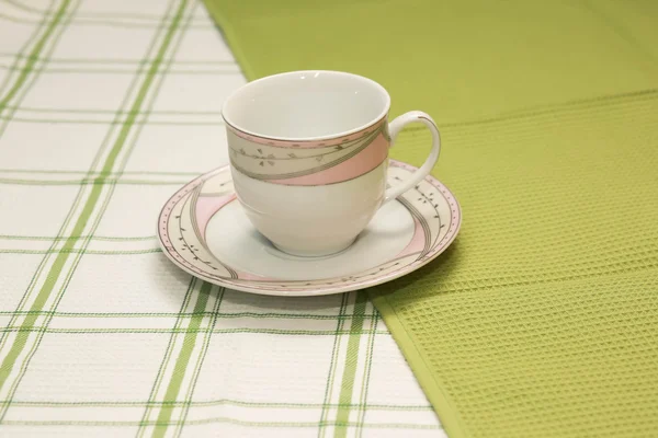 Beyaz kumaş üzerine çay fincanı