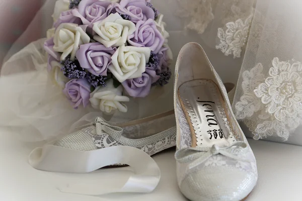 Gelin Ayakkabıları ve mor çiçekler