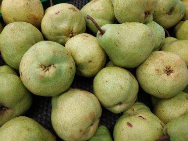 Düşük açılı yeşil armut sulu taze meyve çiftçi pazarında.