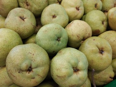 Düşük açılı yeşil armut sulu taze meyve çiftçi pazarında.