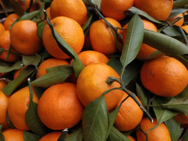 Bovenaanzicht Van Een Bos Verse Mandarijnen Sinaasappels Met Groene Bladeren — Stockfoto