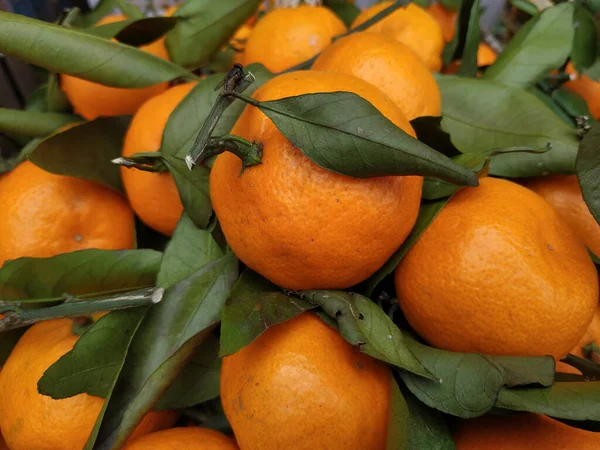 Bovenaanzicht Van Een Bos Verse Mandarijnen Sinaasappels Met Groene Bladeren — Stockfoto