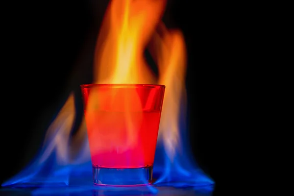 Röd cocktail flamma — Stockfoto
