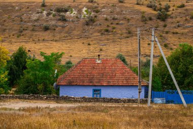 Köydeki geleneksel evler. Turuncu çatı ve mavi ev duvarları