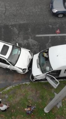 İki beyaz aracın çarpışmasını içeren ciddi bir trafik kazası. İki aracın ön uçları da ezilmiş. İHA görüntüsü. Sigorta, yol güvenliği ve ulaşım.
