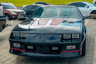 Klasik siyah bir spor arabanın önden görünüşü. Bu fotoğraf ayar, restorasyon ve koleksiyon için uygundur..