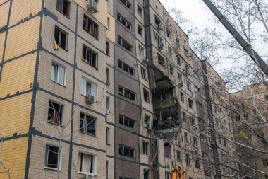 Birkaç kat boyunca uzanan duvardaki dev kara deliğin bir patlama ya da büyük bir yangının sonucu olduğuna inanılıyor. Çatışmanın sonucu olarak yıkım.
