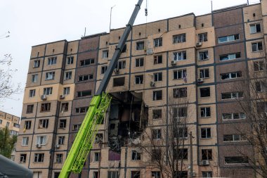Birkaç kat boyunca uzanan duvardaki dev kara deliğin bir patlama ya da büyük bir yangının sonucu olduğuna inanılıyor. Çatışmanın sonucu olarak yıkım.