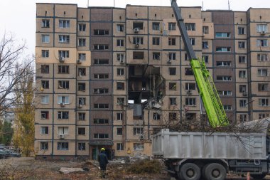 Birkaç kat boyunca uzanan duvardaki dev kara deliğin bir patlama ya da büyük bir yangının sonucu olduğuna inanılıyor. Çatışmanın sonucu olarak yıkım.