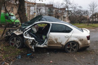 Ciddi bir trafik kazasından sonra bir yolcu arabası büyük hasar gördü. Araba, yolun kenarındaki bir ağaca çarptı. Ön tarafı tamamen tahrip etti. Ön camı kırdı ve yere enkaz ve parçalar saçtı.