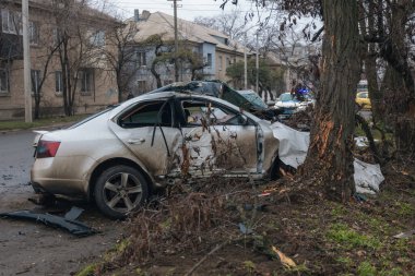Ciddi bir trafik kazasından sonra bir yolcu arabası büyük hasar gördü. Araba, yolun kenarındaki bir ağaca çarptı. Ön tarafı tamamen tahrip etti. Ön camı kırdı ve yere enkaz ve parçalar saçtı.