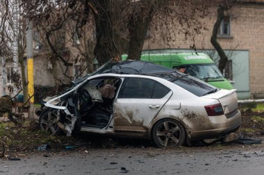 Ciddi bir trafik kazasından sonra bir yolcu arabası büyük hasar gördü. Araba, yolun kenarındaki bir ağaca çarptı. Ön tarafı tamamen tahrip etti. Ön camı kırdı ve yere enkaz ve parçalar saçtı.