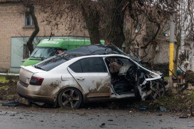 Ciddi bir trafik kazasından sonra bir yolcu arabası büyük hasar gördü. Araba, yolun kenarındaki bir ağaca çarptı. Ön tarafı tamamen tahrip etti. Ön camı kırdı ve yere enkaz ve parçalar saçtı.