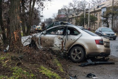 Ciddi bir trafik kazasından sonra bir yolcu arabası büyük hasar gördü. Araba, yolun kenarındaki bir ağaca çarptı. Ön tarafı tamamen tahrip etti. Ön camı kırdı ve yere enkaz ve parçalar saçtı.