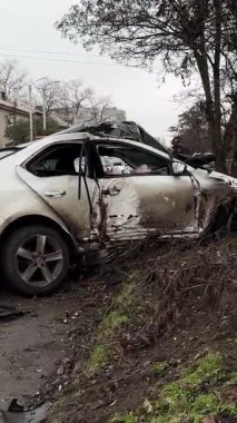 Ciddi bir trafik kazasından sonra beyaz bir yolcu arabası büyük hasar gördü. Araba, yolun kenarındaki bir ağaca çarptı. Ön tarafı tamamen tahrip etti. Ön camı kırdı ve yere enkaz ve parçalar saçtı..