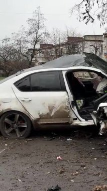 Ciddi bir trafik kazasından sonra beyaz bir yolcu arabası büyük hasar gördü. Araba, yolun kenarındaki bir ağaca çarptı. Ön tarafı tamamen tahrip etti. Ön camı kırdı ve yere enkaz ve parçalar saçtı..