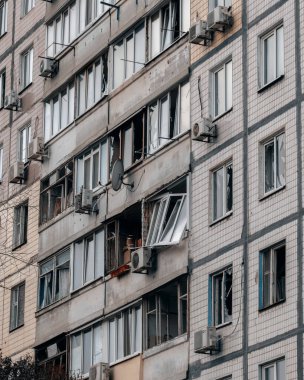 Dnipro 'daki çok katlı bir apartmanın ön cephesi, bombalandıktan sonra camları ve balkonları parçalanmış. Askeri harekat sonucunda sivil altyapının yok edildiğine dair kanıtlar.
