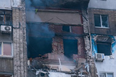 Çok katlı bir binanın geniş çaplı tahribatı: tamamen yıkılmış katlar, yanan apartmanlar ve yanmış tuğlalar. Bir şehir bloğundaki doğrudan bir top mermisinin ya da güçlü bir patlamanın sonrasının belgesel görüntüleri..