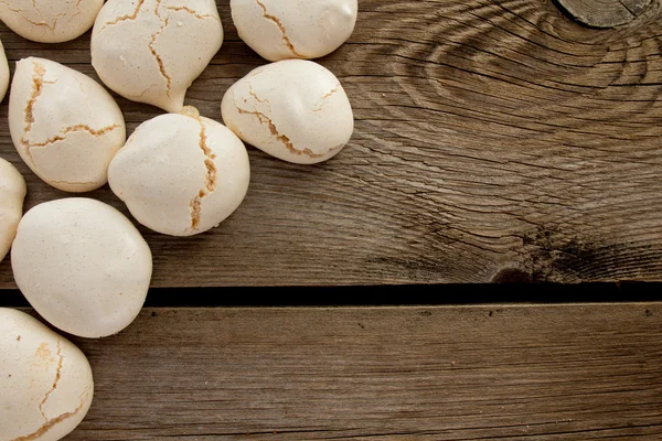 Schuimgebakjes op houten tafel — Stockfoto