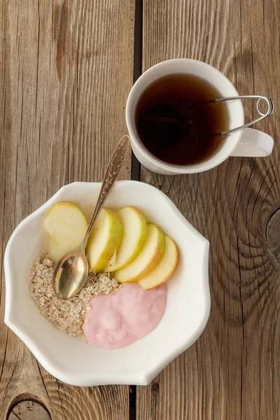 Tee, Haferflocken, Äpfel und Joghurt — Stockfoto