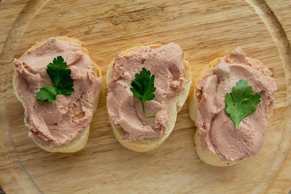 Fleischaufstrich auf Brot — Stockfoto