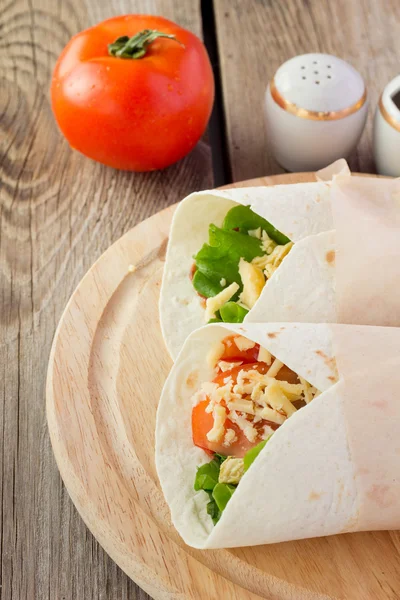 Fajitas di pollo su piatto di legno — Foto Stock