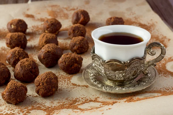 Чашка турецкого кофе и домашние фруктовые шарики — стоковое фото