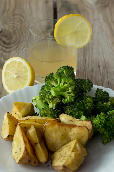 Картофель-гриль, брокколи и ананасовый сок — стоковое фото